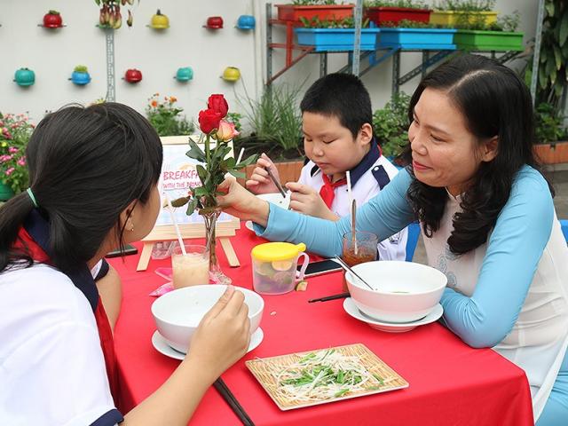 Giáo dục - du học - Ăn sáng cùng hiệu trưởng, trò chuyện bằng tiếng Anh