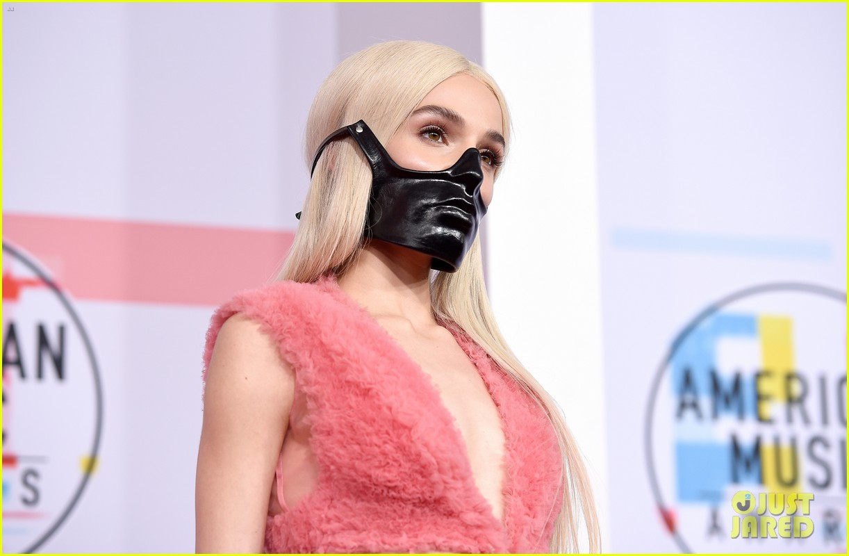 Thảm đỏ giải âm nhạc Mỹ xuất hiện mỹ nhân đeo mặt nạ đen - 2