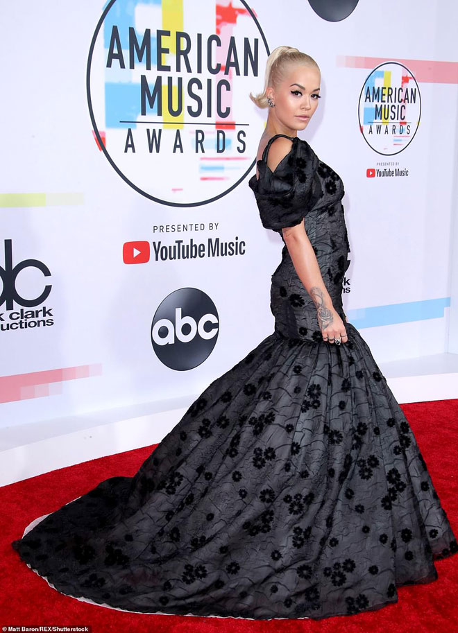 Thảm đỏ giải âm nhạc Mỹ xuất hiện mỹ nhân đeo mặt nạ đen - 3