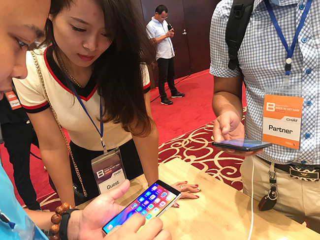 Khách mời đang trải nghiệm Bphone 3.