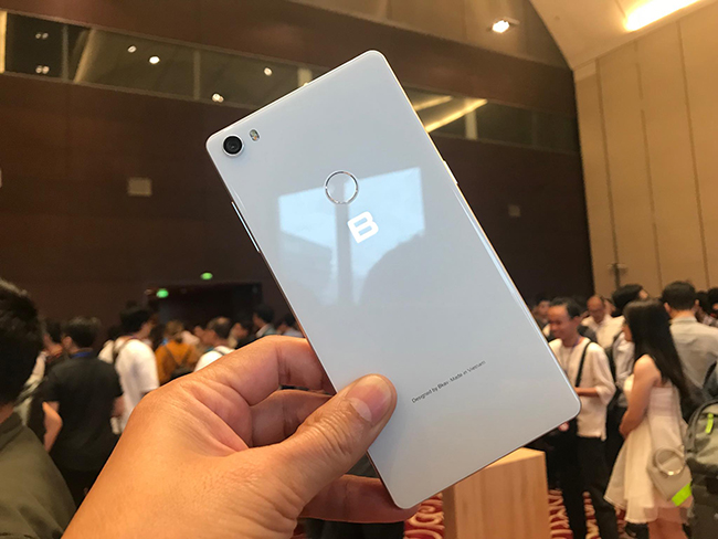 Mặt lưng của phiên bản màu trắng.