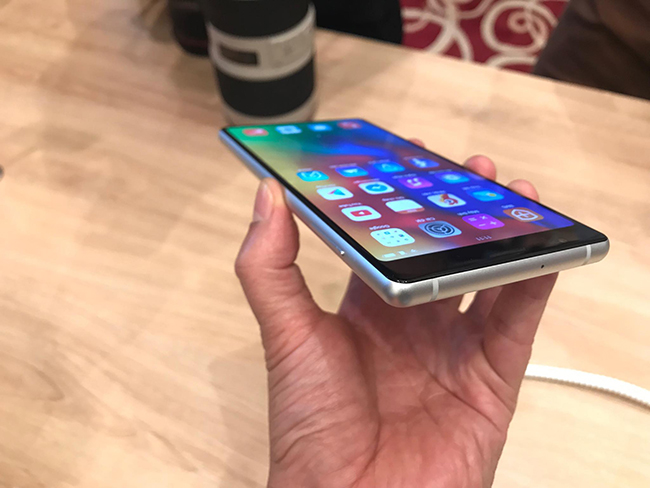 Bphone 3 có giá 6,99 triệu đồng, trong khi Bphone 3 Pro có giá 9,99 triệu đồng.