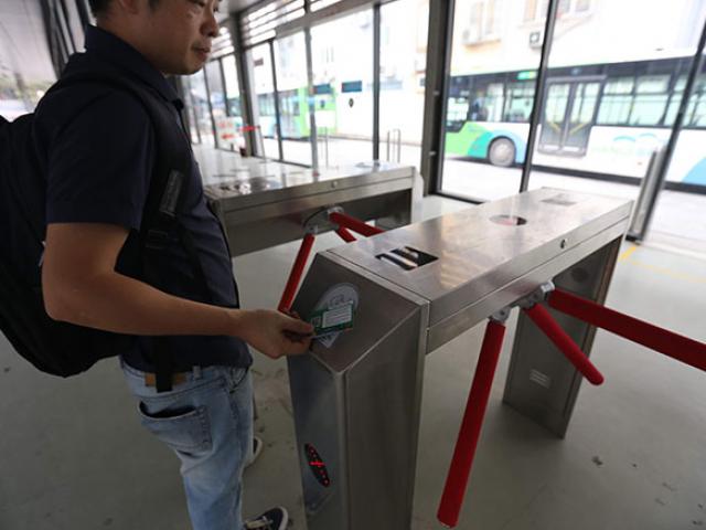 Tin Hà Nội - Xe buýt nhanh BRT chính thức sử dụng vé điện tử