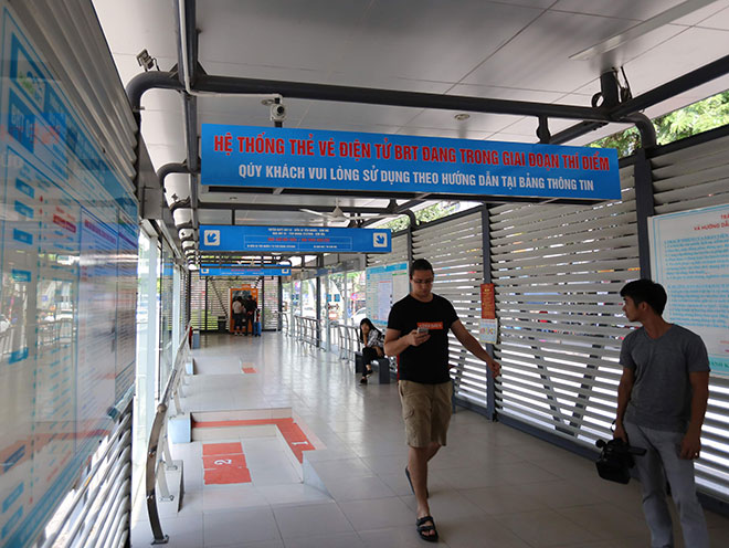 Xe buýt nhanh BRT chính thức sử dụng vé điện tử - 7