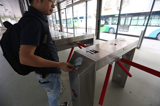 Xe buýt nhanh BRT chính thức sử dụng vé điện tử - 4