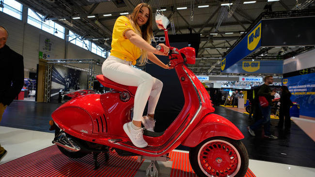 Cầm cương xe ga đắt tiền của Vespa.