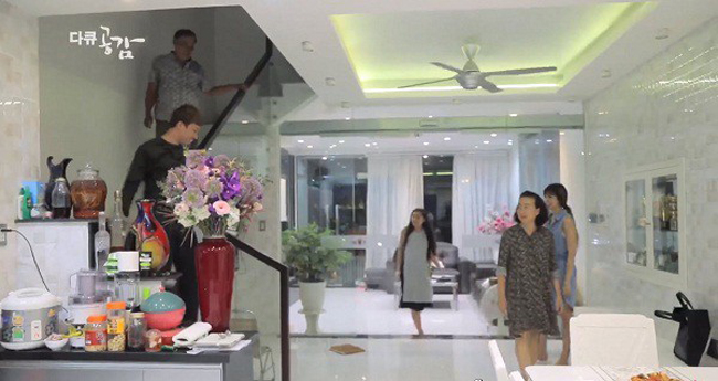 Trong video phóng sự của đài truyền hình Hàn Quốc từng ghi hình về không gian sống của vợ chồng Hari Won - Trấn Thành, không gian phòng khách được hé lộ.