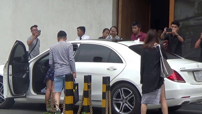 Trong đám cưới, Trấn Thành đưa cô dâu Hari Won tới địa điểm tổ chức hôn lễ bằng xe sang.