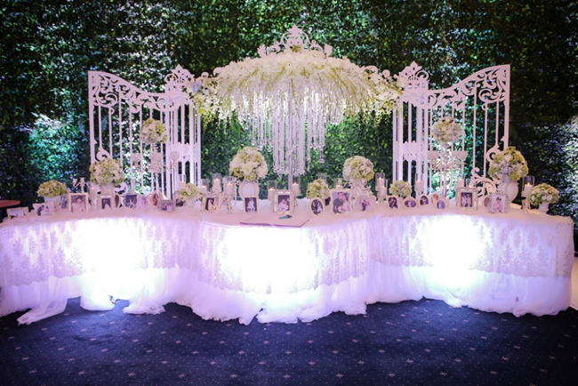 Không gian tiệc cưới sang trọng, được trang trí toàn bộ bằng hoa tươi. Chi phí hoa tươi tốn kém cả trăm triệu.