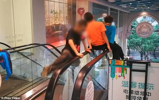 Mẹ cổ vũ 3 bé trai chơi cầu trượt bằng thang cuốn gây phẫn nộ - 1