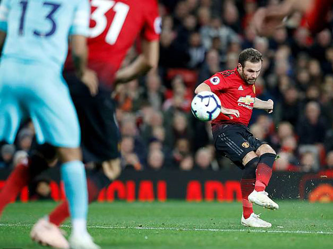 Juan Mata hóa Beckham 2.0 ở MU: Con bài tẩy giải cứu Jose Mourinho - 1