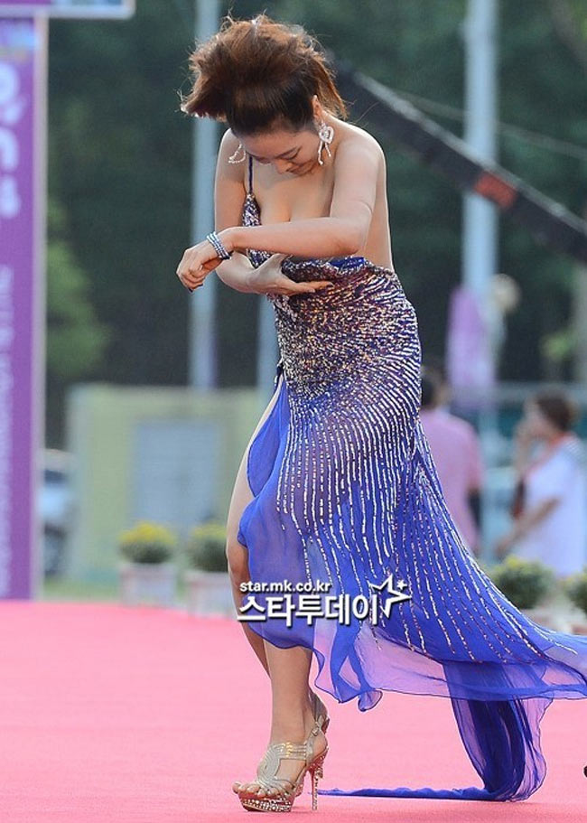 Bộ váy của = Yeo Min Jung trên thảm đỏ Bucheon International Fantastic Film Festival - PiFan 2013 cũng gây nhiều tranh cãi.