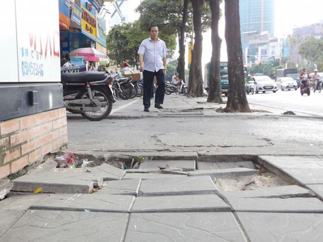 Tin Hà Nội - Hà Nội: Đá vỉa hè "tuổi thọ 70 năm" vừa lát đã hỏng
