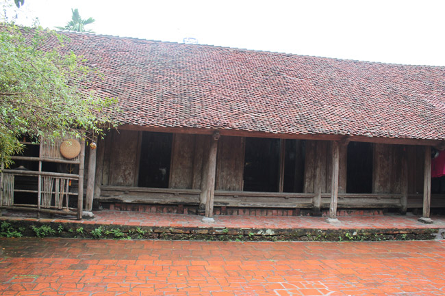 Căn nhà cổ được gia chủ trân trọng, gìn giữ qua 12 đời gia tộc. Nhà có 4 gian giữa và 2 buồng - một trong những nét đặc trưng của kiến trúc Bắc bộ xưa.