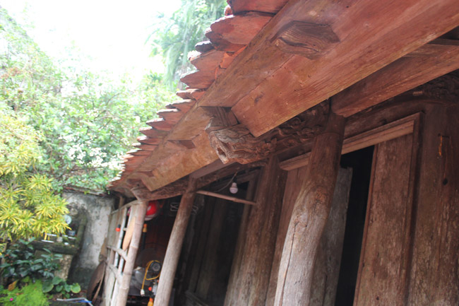 Phần trên mái là ngói âm dương, thứ ngói độc đáo của người Việt cổ xưa dùng đất sét nhào nhuyễn sau đó phơi khô trước khi đưa vào nung bằng rơm, củi mà thành.