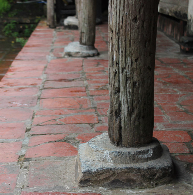 Dưới đế mỗi cột là những tảng đá xanh được người thợ gọt dũa một cách tinh xảo.