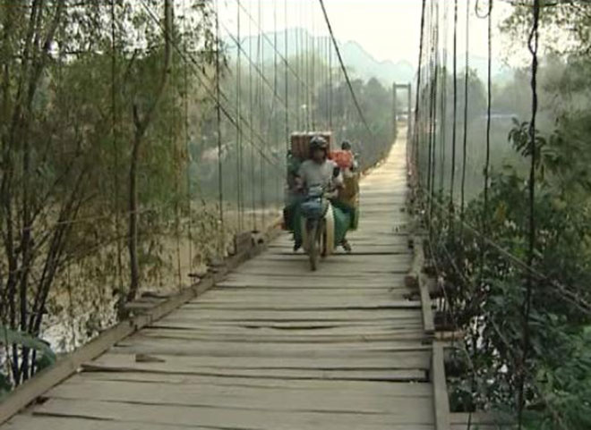 Giả vờ nôn sau khi uống rượu, nữ sinh bất ngờ gieo mình xuống dòng nước - 1