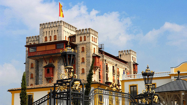 Castillo Alcazar: Là một khách sạn theo chủ đề thời trung cổ cổ nằm ở thị trấn Rust gần Freiburg. Thiết kế rất giống với lâu đài gothic của Tây Ban Nha và được pha trộn cân bằng giữa đồ nội thất màu sắc ấm cúng với lối trang trí mộc mạc cùng các tiện nghi hiện đại.