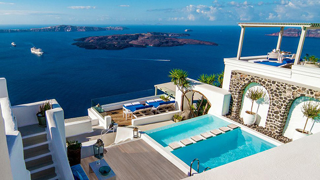 Santorini mang tính biểu tượng: Là khách sạn boutique độc ​​đáo nằm trong ngôi làng Imerovigli đẹp như tranh vẽ, Hy Lạp là một trong những địa điểm yên bình và biệt lập nhất trên lục địa.