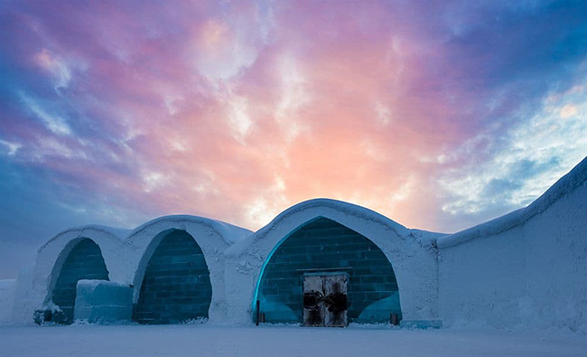Khách sạn băng: Icehotel của Jukkasjärvi, Thụy Điển là khách sạn đầu tiên của loại hình này được xây dựng gần 20 năm trước và vẫn còn hấp dẫn du khách trên toàn thế giới. Khách sạn được xây dựng lại mỗi năm.
