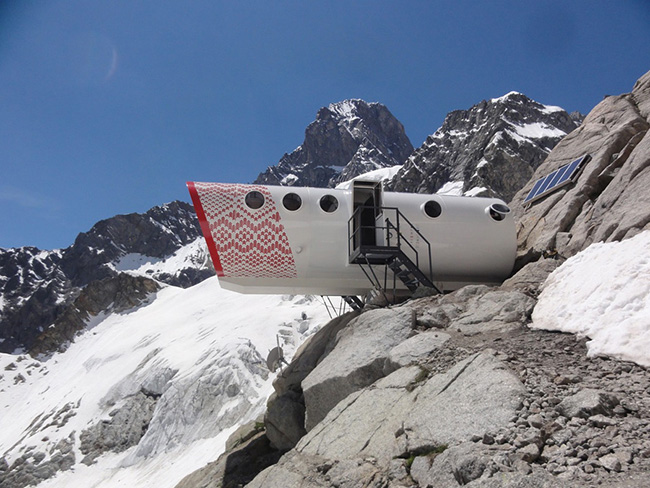 Bivacco Gervasutti: Tọa lạc tại Núi Blanc, Ý, Hotel Bivacco có cấu trúc được cân bằng một cách bấp bênh trên rìa núi và gần như không thể tiếp cận được. Chỉ những người leo núi có thể tận hưởng không gian chỗ ở độc đáo này.