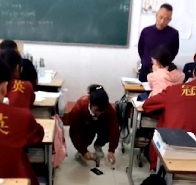 Phát hiện học sinh dùng điện thoại, thầy giáo yêu cầu đập nát ngay giữa lớp - 1