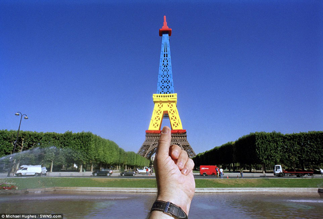 Tháp Eiffel phải rực rỡ thế này mới đẹp.