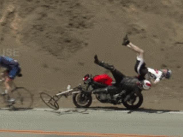 SỐC: “Quỷ đỏ” Ducati hất lái xe đạp lộn vòng, bánh xe văng ra