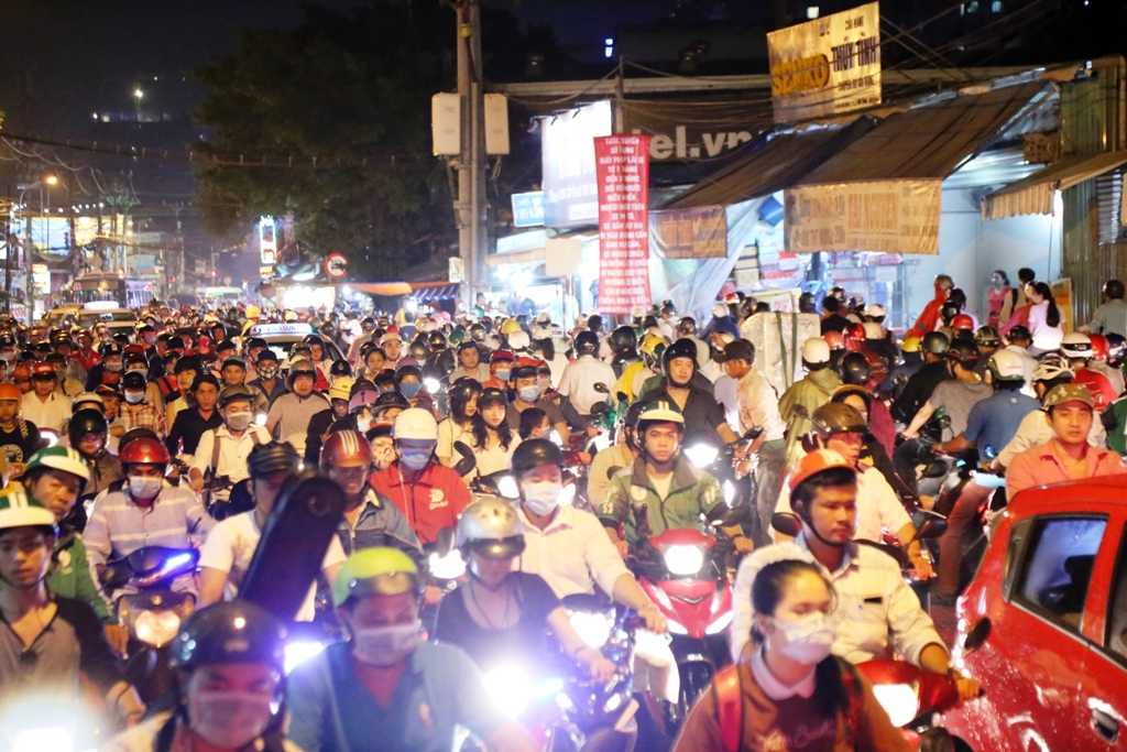 Ngập nước, kẹt xe kinh hoàng, người Sài Gòn như “hóa điên” - 2