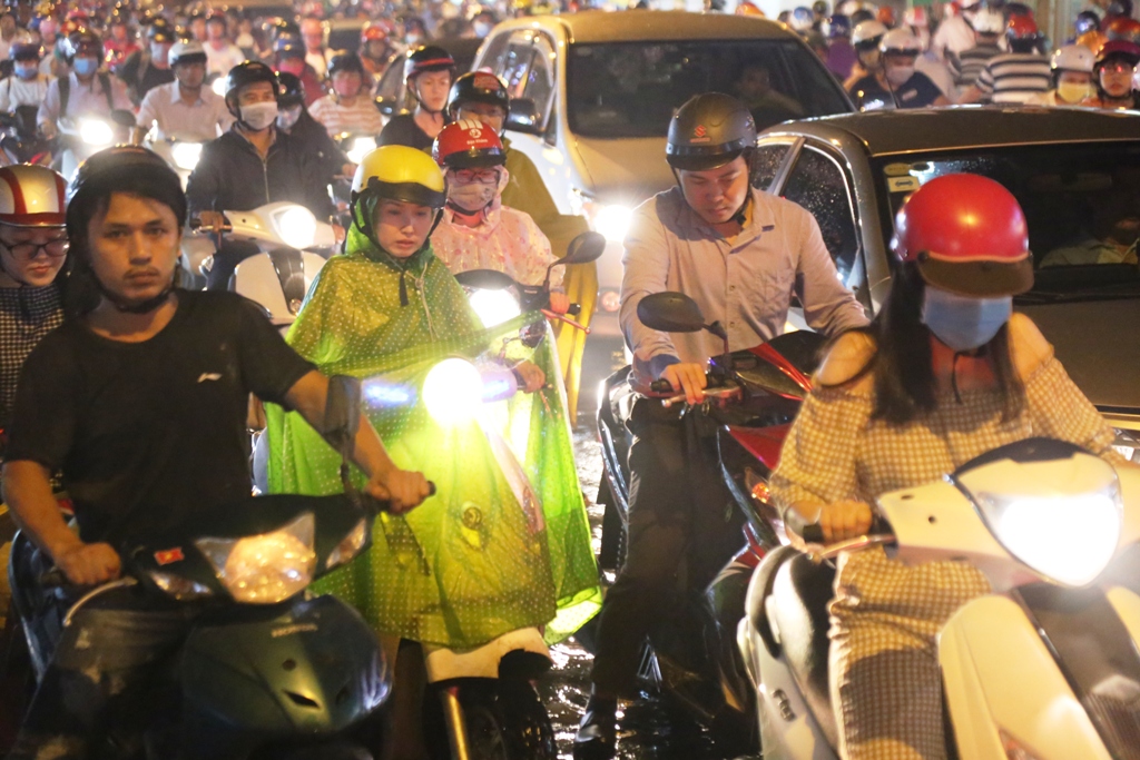 Ngập nước, kẹt xe kinh hoàng, người Sài Gòn như “hóa điên” - 7