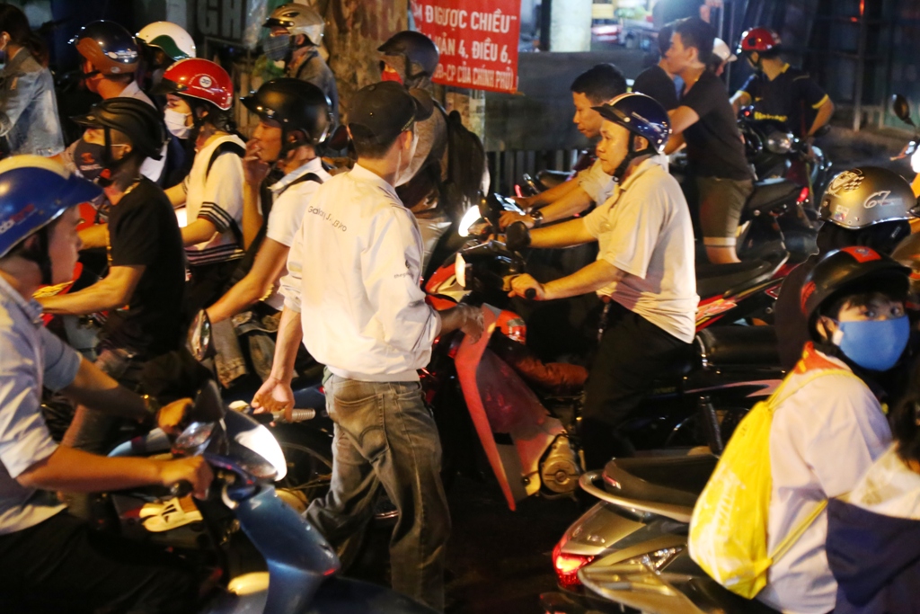 Ngập nước, kẹt xe kinh hoàng, người Sài Gòn như “hóa điên” - 11