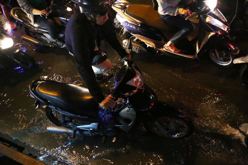 Ngập nước, kẹt xe kinh hoàng, người Sài Gòn như “hóa điên” - 12