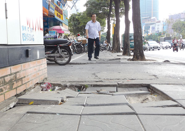 Hà Nội: Đá vỉa hè &#34;tuổi thọ 70 năm&#34; vừa lát đã hỏng - 1