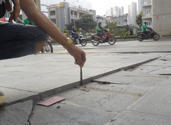 Hà Nội: Đá vỉa hè &#34;tuổi thọ 70 năm&#34; vừa lát đã hỏng - 2