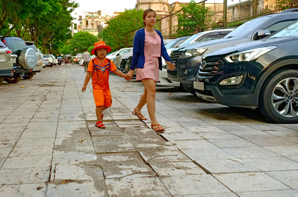 Hà Nội: Đá vỉa hè &#34;tuổi thọ 70 năm&#34; vừa lát đã hỏng - 3