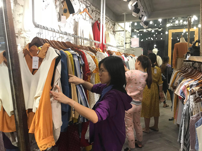 Những ngày đầu không khí lạnh tràn về, các cửa hàng bán quần áo dọc các tuyến phố Lê Quang Đạo, Cầu Giấy, Hồ Tùng Mậu, Xuân Thủy, Trần Thái Tông… đều đông khách. Họ chen chúc nhau để lựa chọn đồ ấm phù hợp.