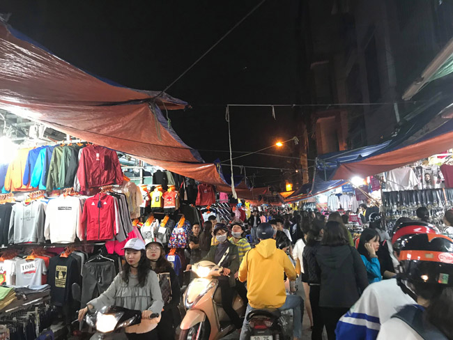 21h tối, chợ quần áo vẫn đông đúc người mua sắm.