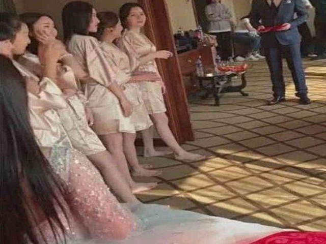 Bạn trẻ - Cuộc sống - Dàn phù dâu mặc áo choàng tắm mong manh "gây sốt" mạng TQ