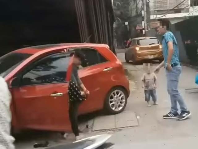 Tin tức trong ngày - Nóng 24h qua: Thực hư clip chồng giật tóc, đấm đá vợ túi bụi giữa phố vì nghi có bồ