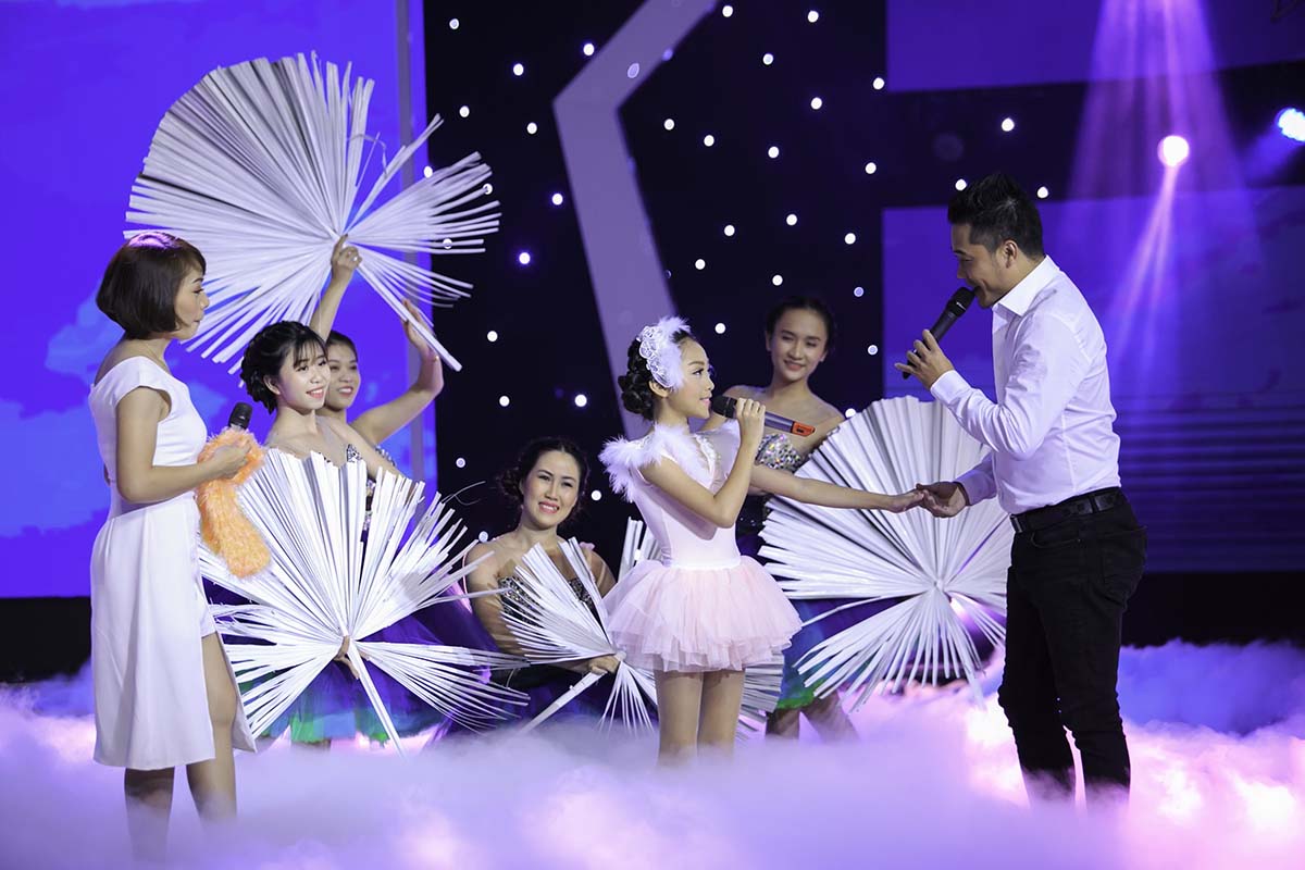 Thanh Bạch, Hồng Vân bỏ tiền túi tặng thí sinh nhí 10 triệu đồng - 1