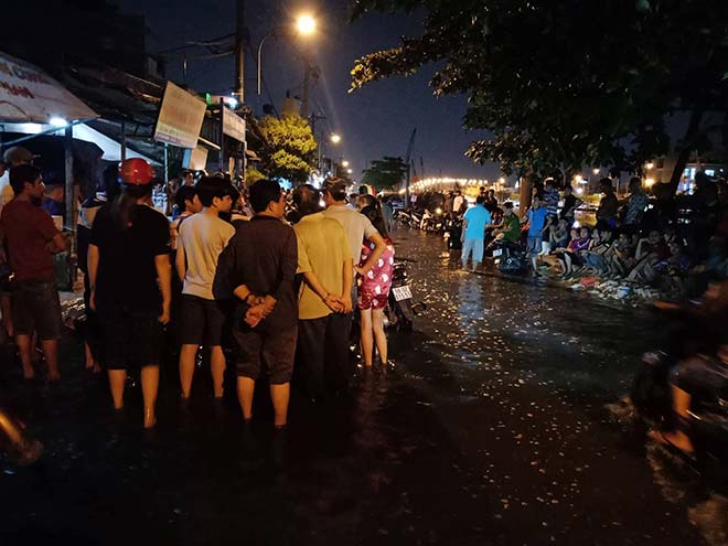 Cả trăm người lội nước đen ngòm xem khám nghiệm hiện trường án mạng - 2