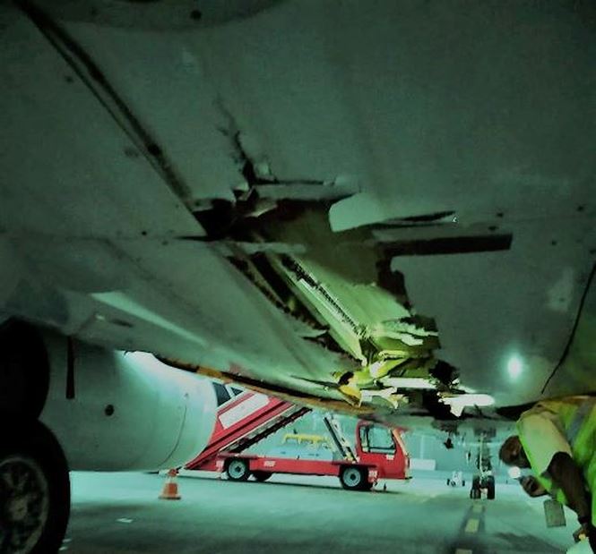 Máy bay chở 136 hành khách đâm trúng tường vẫn vô tư cất cánh - 1