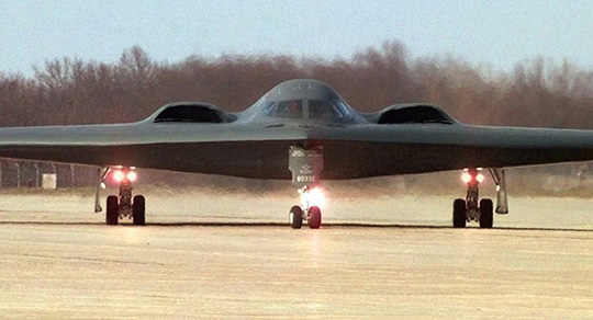 Mỹ điều máy bay ném bom tàng hình B-2 dằn mặt Trung Quốc - 1