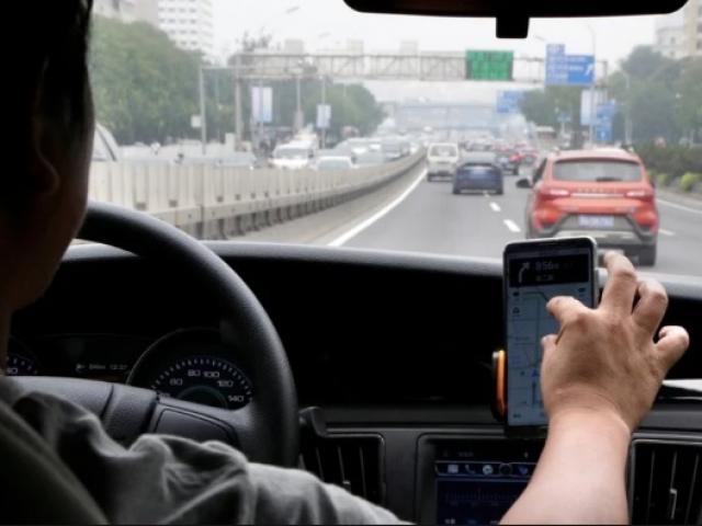 Thế giới - TQ: Uống nước đóng chai miễn phí trên taxi, phát hiện điều kinh tởm