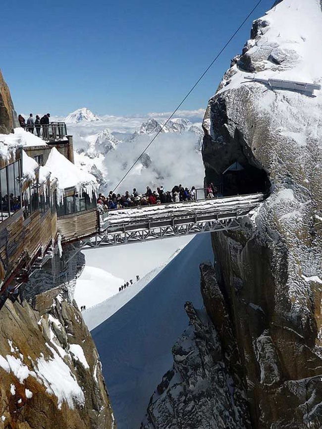 Cầu Aiguille Du Midi, Pháp: Cầu cao khoảng 12.000 feet (3657.600m). Vượt qua cây cầu từ đỉnh này đến đỉnh kia sẽ khiến những trái tim yếu ớt như rớt ra khỏi lồng ngực.