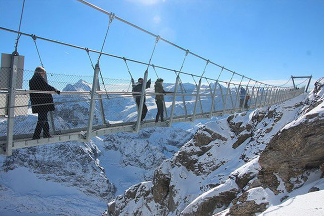 Cầu qua Núi Titlis, Thụy Sĩ: Giữ kỷ lục là cây cầu treo cao nhất ở châu Âu khoảng 3.000 m (10.000 ft) trên mực nước biển, cầu Mount Titlis chắc chắn sẽ đẩy giới hạn của bạn vượt qua nỗi sợ hãi độ cao nếu bạn dám đi qua nó.