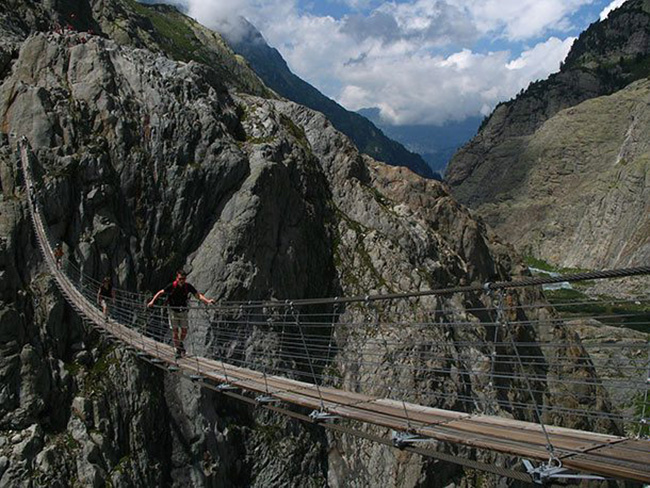 Cầu Trift, Thụy Sĩ: Cây cầu treo dài nhất ở dãy Alps Thụy Sĩ, Cầu Trift trải dài 170.6880m ở độ cao 100.5840m.