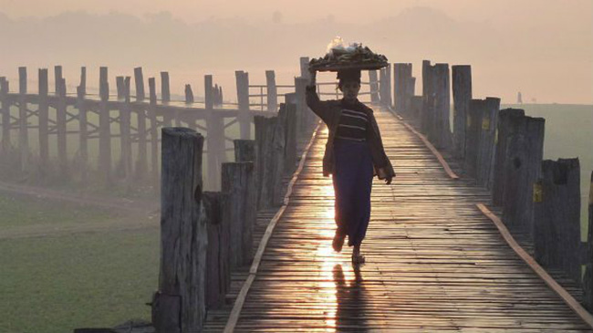  Cầu U Bein, Myanmar: Được xây dựng vào năm 1850, cầu U Bein là cây cầu gỗ tếch lâu đời nhất và dài nhất thế giới, trải dài gần một dặm.