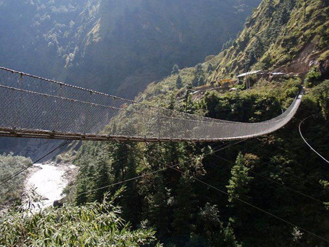 Cầu Ghasa, Nepal: Nếu bạn đang thực sự tìm kiếm một cây cầu không vững chắc hãy chọn cây cầu treo Ghasa ở Nepal. Để ngăn chặn tắc nghẽn, họ đã xây dựng cây cầu này để vận chuyển vật nuôi.