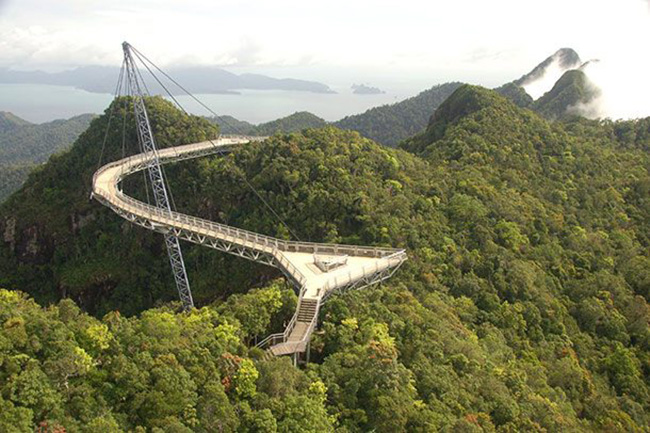 Cầu vồng Langkawi, Kedah, Malaysia: Đây là một trong những cây cầu bất thường nhất trên thế giới, cố ý uốn lượn quanh núi để mang đến cho du khách những quan sát độc đáo.